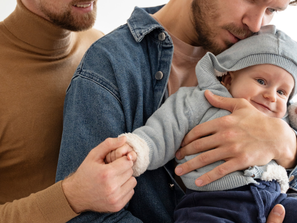 O amor de dois homens pode gerar uma família.